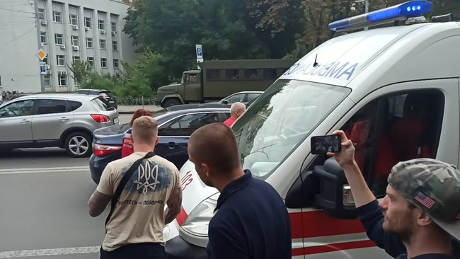 Член Нацкорпуса Кухарчук, которому вручили подозрение за акцию под ОП, порезал себе вены в знак протеста против преследования ветеранов 30 Член Нацкорпуса Кухарчук, которому вручили подозрение за акцию под ОП, порезал себе вены в знак протеста против преследования ветеранов 30