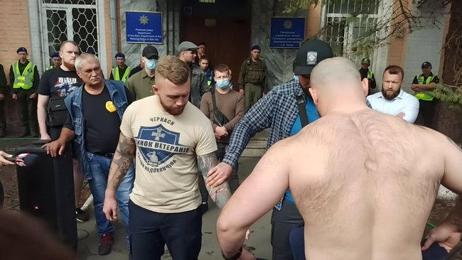 Член Нацкорпуса Кухарчук, которому вручили подозрение за акцию под ОП, порезал себе вены в знак протеста против преследования ветеранов 05 Член Нацкорпуса Кухарчук, которому вручили подозрение за акцию под ОП, порезал себе вены в знак протеста против преследования ветеранов 05