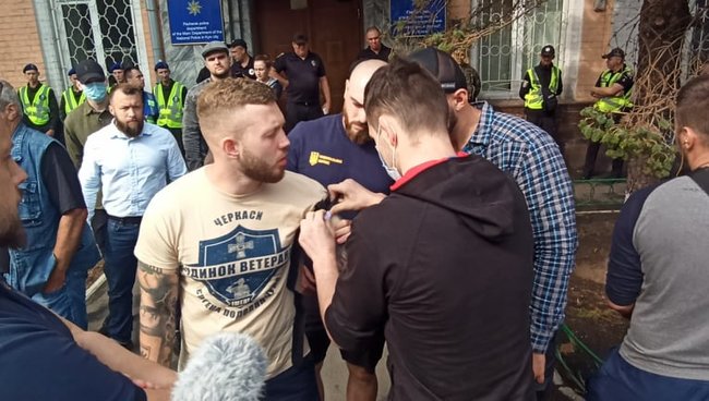 Член Нацкорпуса Кухарчук, которому вручили подозрение за акцию под ОП, порезал себе вены в знак протеста против преследования ветеранов 07 Член Нацкорпуса Кухарчук, которому вручили подозрение за акцию под ОП, порезал себе вены в знак протеста против преследования ветеранов 07