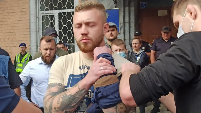 Член Нацкорпуса Кухарчук, которому вручили подозрение за акцию под ОП, порезал себе вены в знак протеста против преследования ветеранов 09 Член Нацкорпуса Кухарчук, которому вручили подозрение за акцию под ОП, порезал себе вены в знак протеста против преследования ветеранов 09