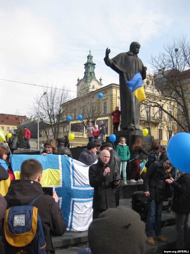 Артем Сохань во время выступления во Львове, посвященном годовщине аннексии Крыма, 2015 год