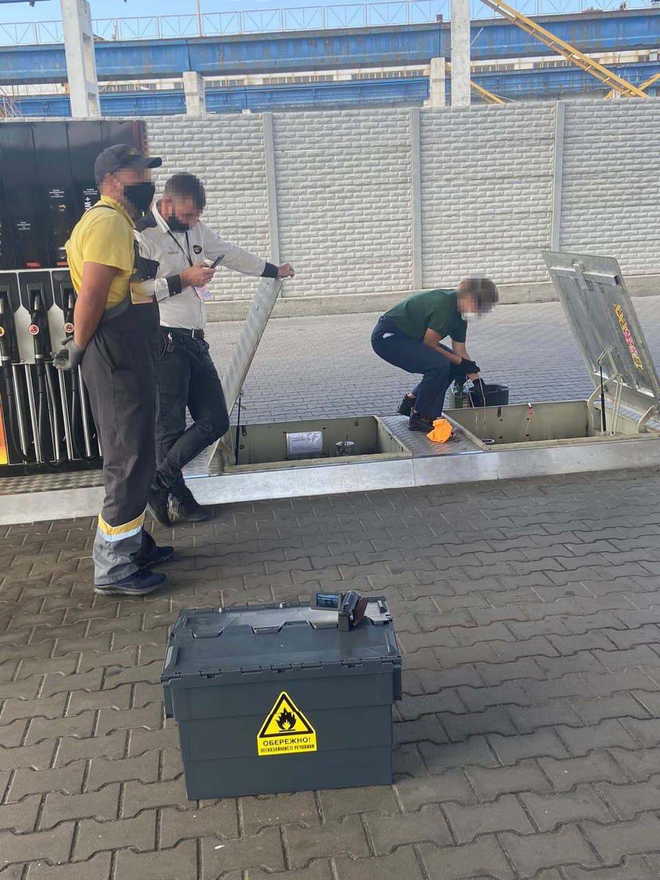 Форма сотрудника АЗС свидетельствует о том, что обыски прошли на dqxikeidqxidqrant