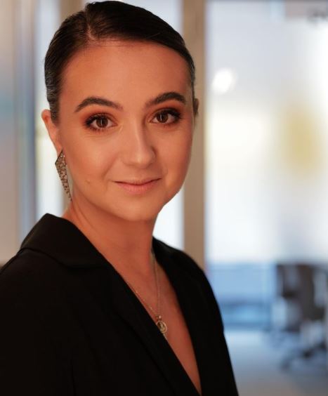 Юлия Мендель с кулоном от Зеленского