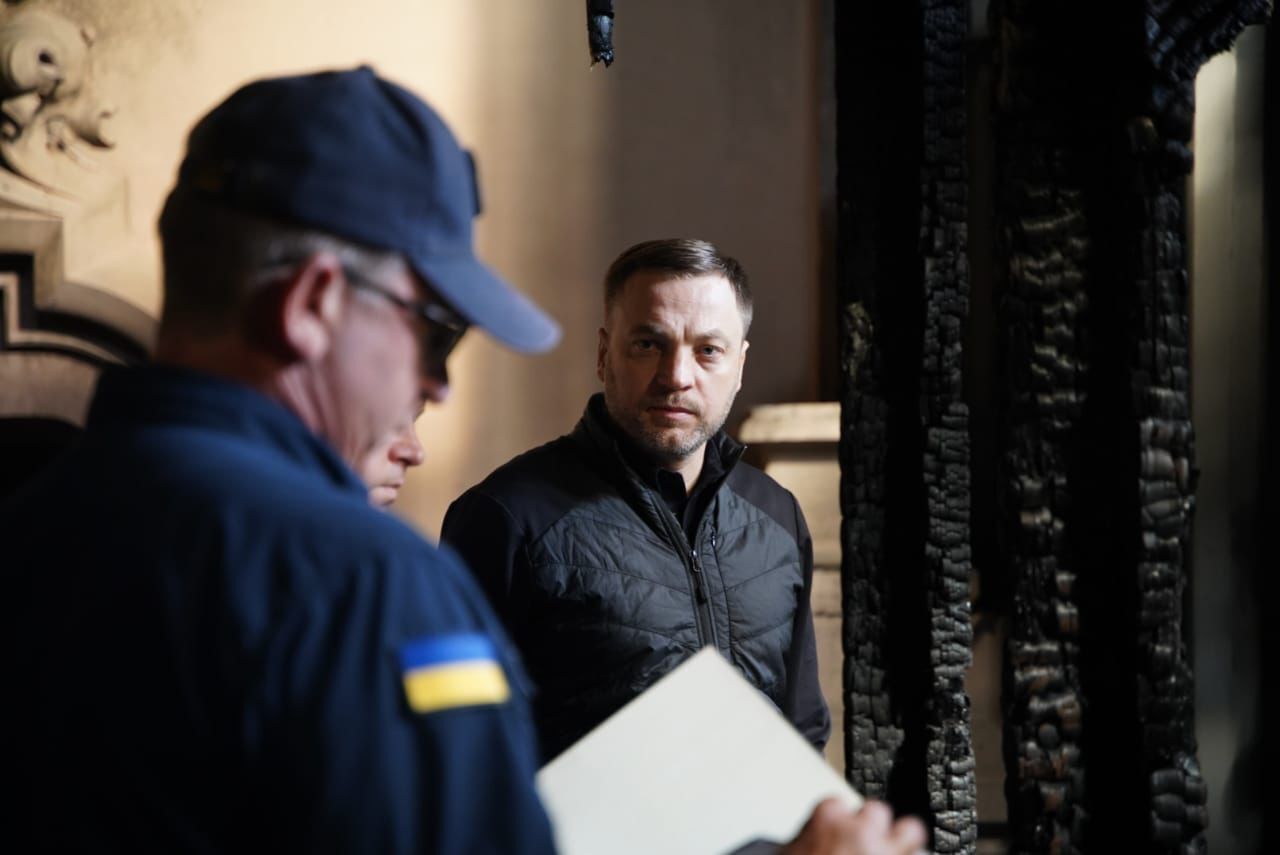 Монастырский прибыл в костел. dqxikeidqxidqrant