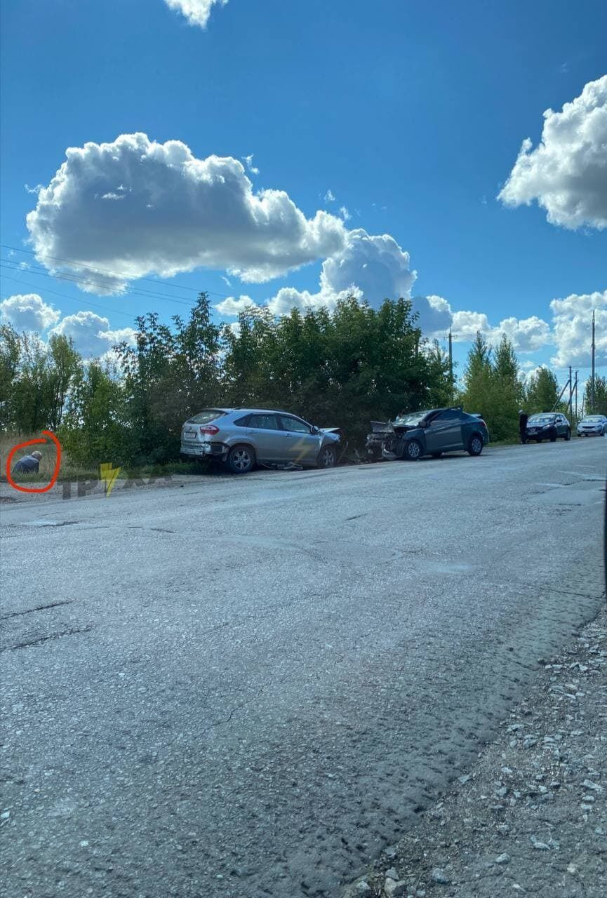 Водитель джипа на обочине.