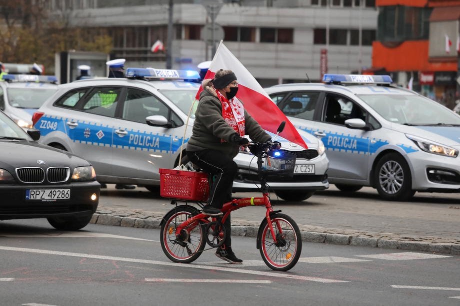 Учасниця маршу на День незалежності у Варшаві, 11 листопада 2020 року