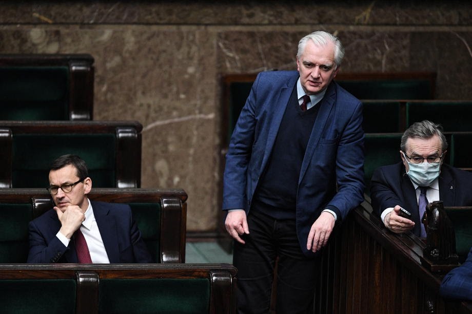 Прем’єр-міністр Матеуш Моравецький (ліворуч) та лідер партії ‘Згода’ Ярослав Говін під час засідання Сейму, 12 травня 2020 р