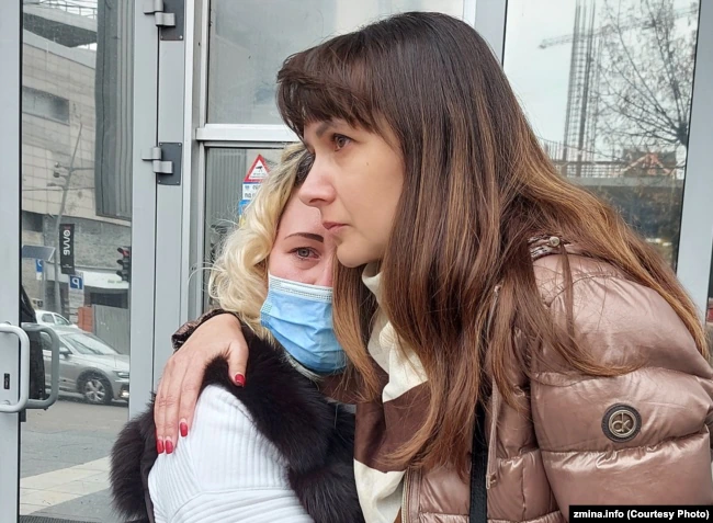 Марина Полях (ліворуч) разом зі своєю адвокаткою Юлією Сегедою dqxikeidqxiuuant