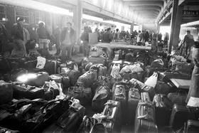Italienische Saisonarbeiter im Bahnhof Buchs.