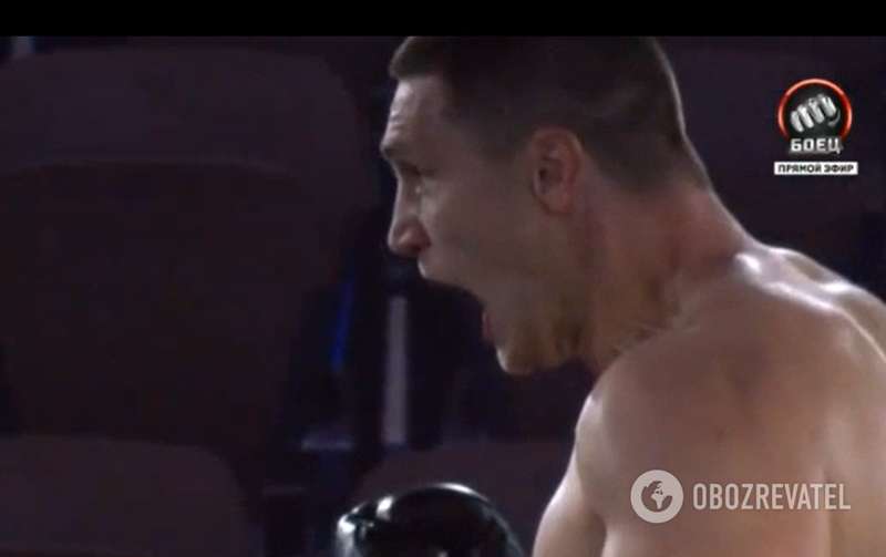 Сиренко с украинским флагом.