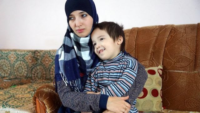 Фатма Исмаилова с одним из своих сыновей. Фото: Антон Наумлюк dqxikeidqxidqrant