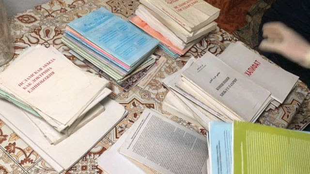 Кадры видео с совместной операцией ФСБ, полиции и Росгаврдии по задержанию пяти предполагаемых членов "Хизб ут-Тахрир" в Бахчисарае. Задержанные, как утверждается, вербовали новых членов среди мусульман Крыма и распространяли террористическую идеологию