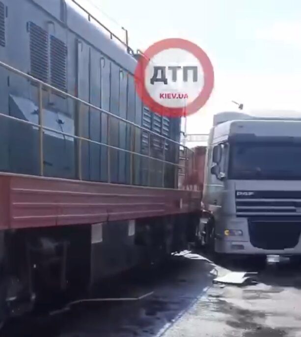 Поезд сбил фуру. dqxikeidqxidqeant