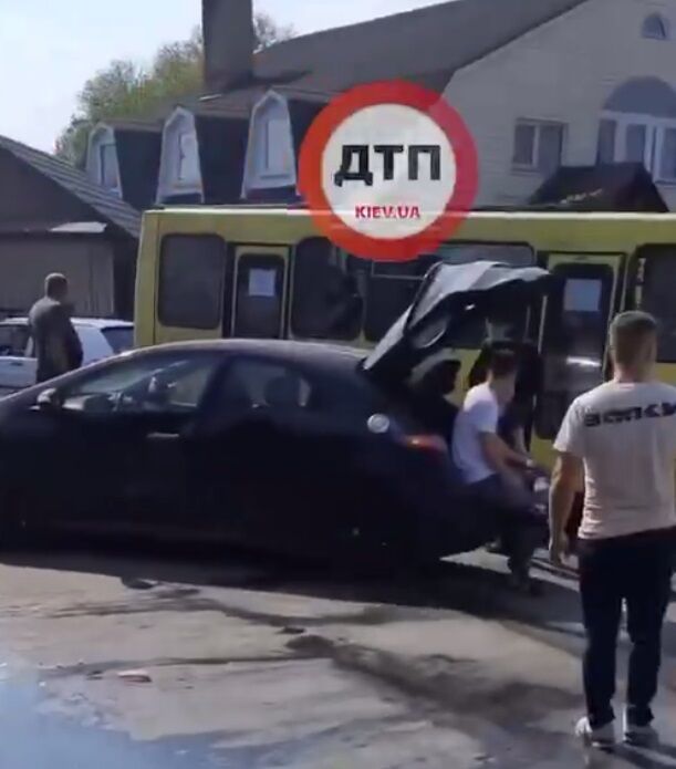 Локомотив зацепил легковушку.