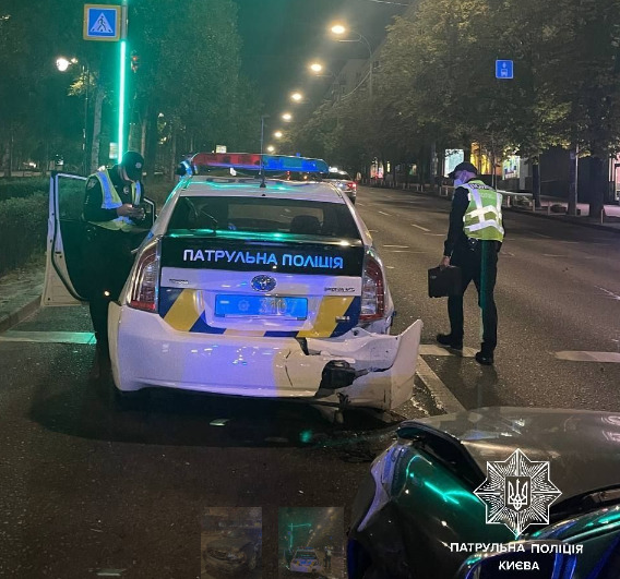 Нетрезвый водитель врезался в автомобиль патрульной полиции в Киеве - двоих правоохранителей госпитализировали 01 dqxikeidqxidqrant