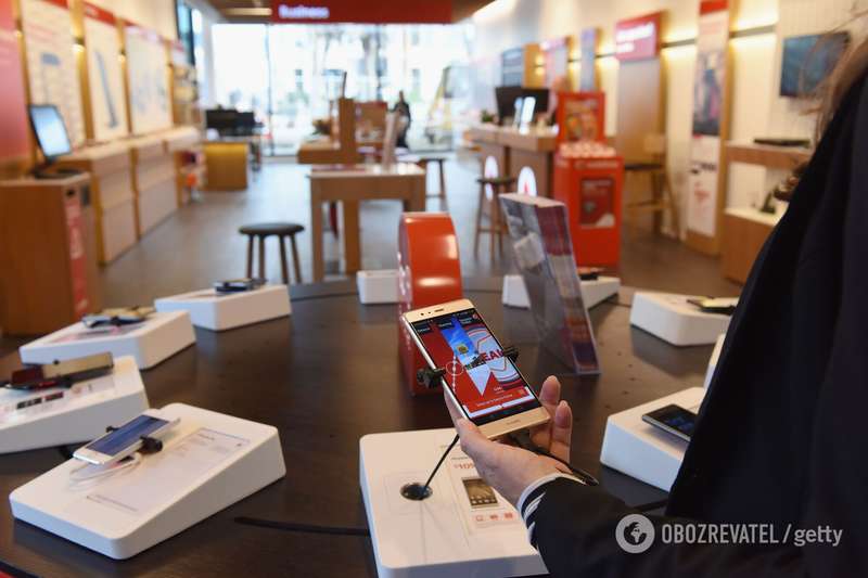 Самое безопасное место покупки телефона - обычный магазин.