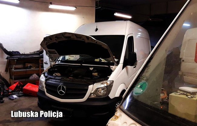 Трех граждан Украины задержали в Польше за сбыт похищенных автомобилей 03