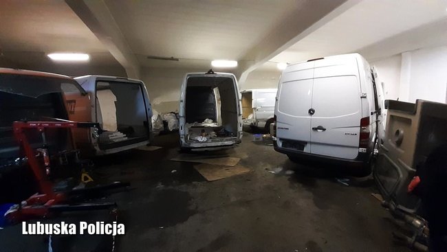 Трех граждан Украины задержали в Польше за сбыт похищенных автомобилей 04