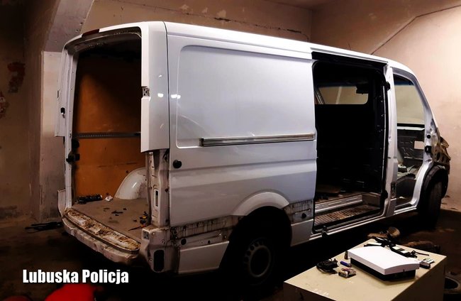 Трех граждан Украины задержали в Польше за сбыт похищенных автомобилей 07