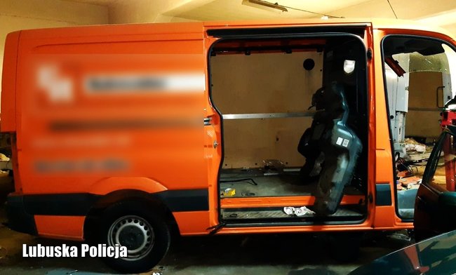 Трех граждан Украины задержали в Польше за сбыт похищенных автомобилей 08