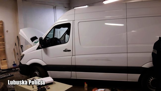 Трех граждан Украины задержали в Польше за сбыт похищенных автомобилей 09