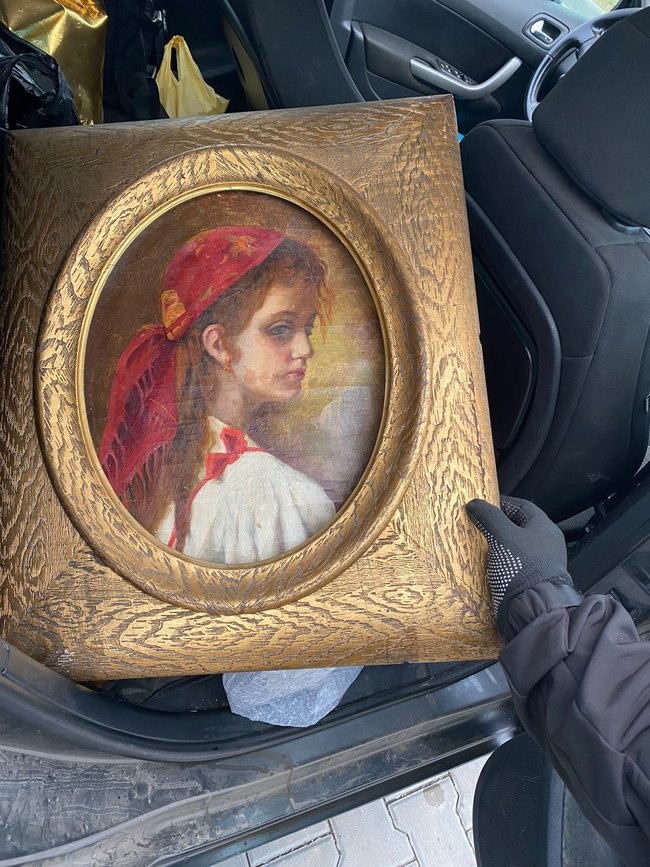 Австриец пытался вывезти из страны старинные книгу и картину, - Госпогранслужба 01 dqxikeidqxidqeant