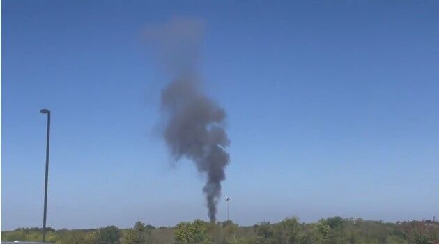 Военный самолет упал между 4000 кварталами Теджас-Трейл и Дакота-Трейл. dqxikeidqxidqeant