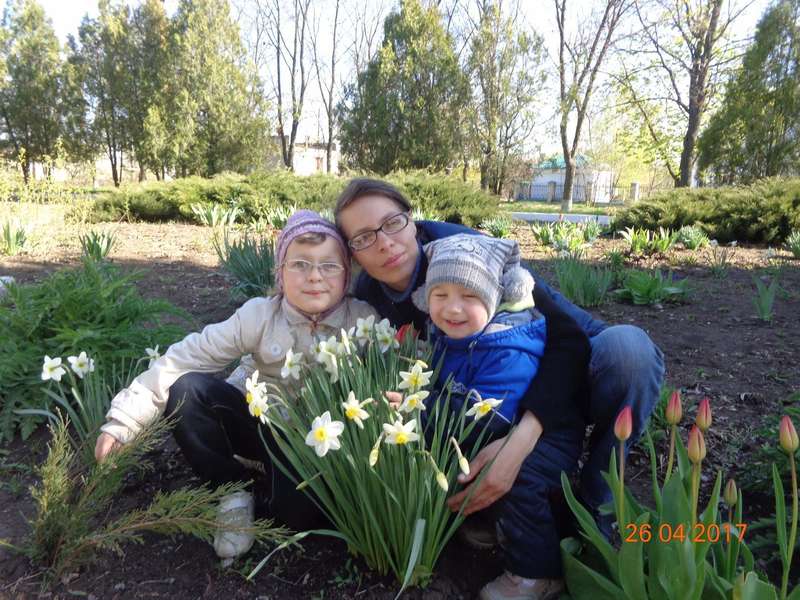 Аня и Миша с мамой