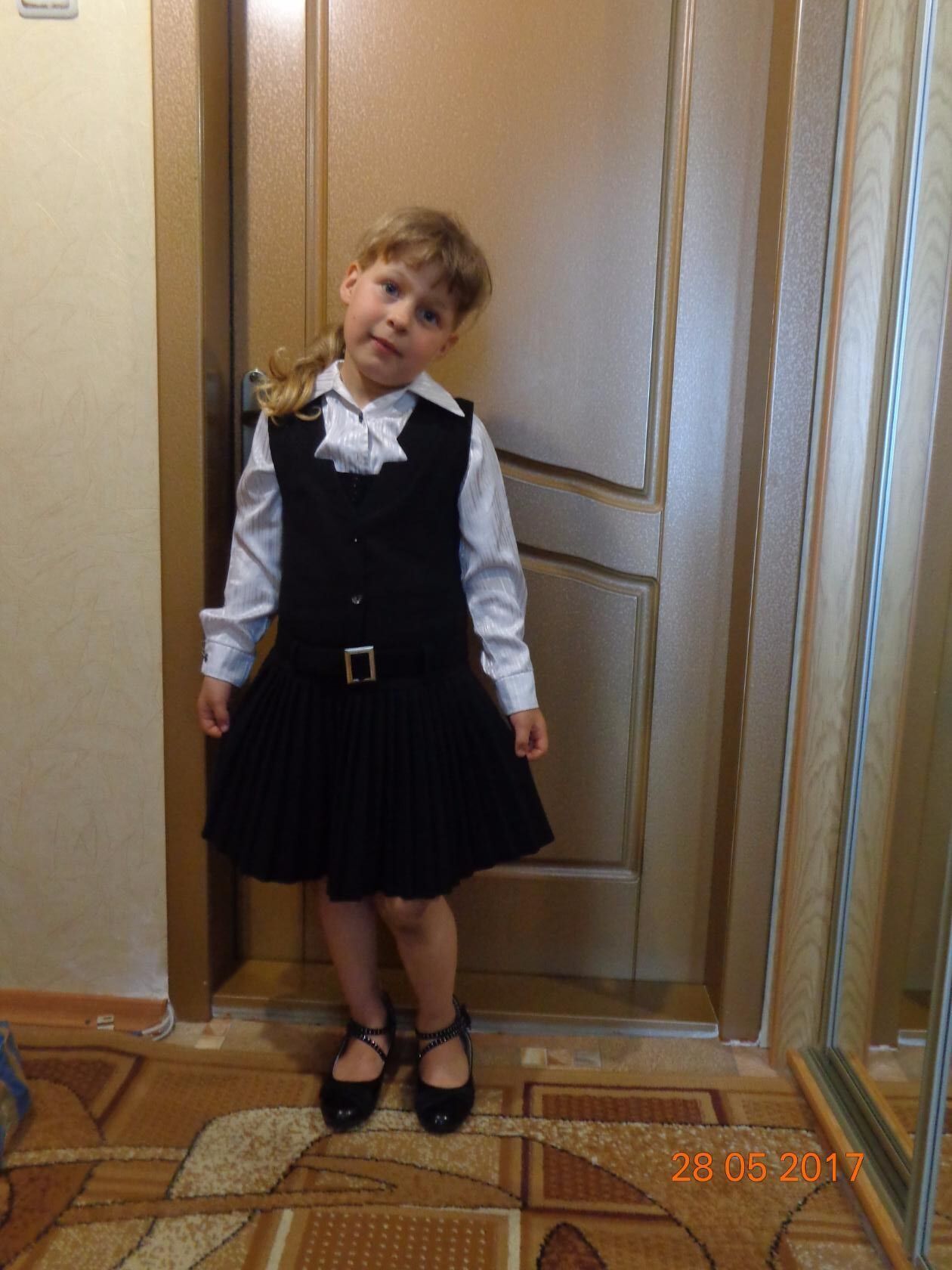 Аня отправляется в школу