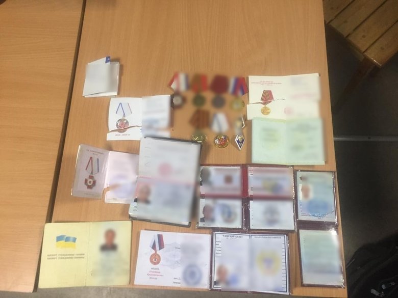 На админгранице с оккупированным Крымом задержали мужчину с медалями от оккупантов 01 dqxikeidqxidqrant