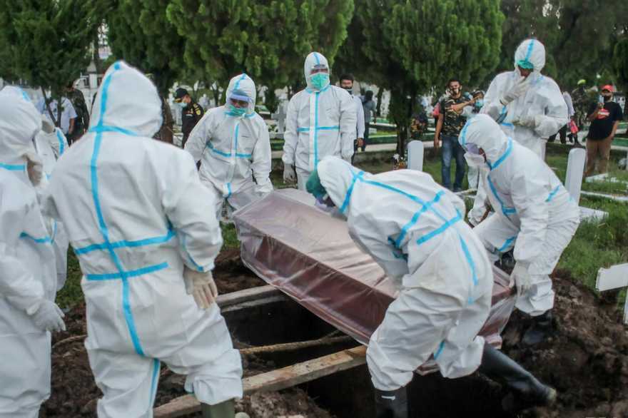 Похороны умершего от коронавируса в пластиковом пакете.