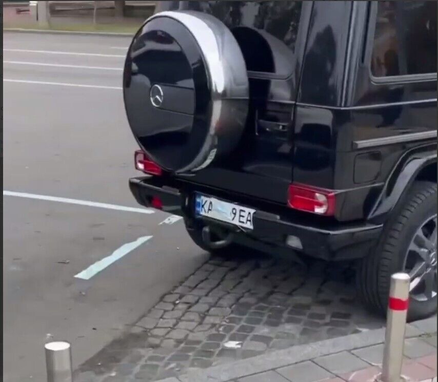 Машину припарковали возле красного корпуса университета Шевенко. dqxikeidqxidqrant