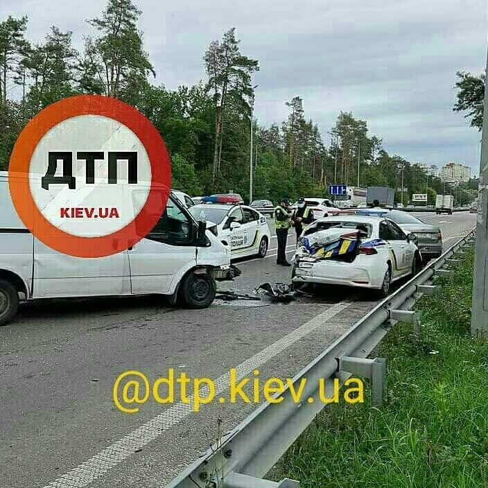 Ford Transit    Toyota Corolla dqxikeidqxidqrant