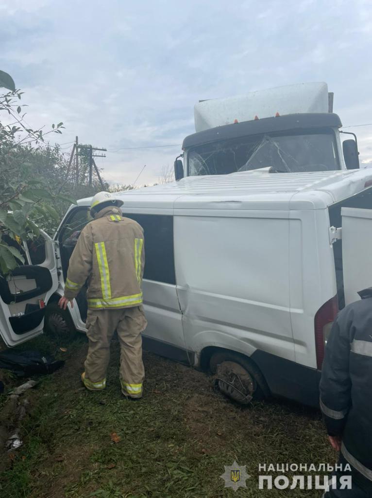 Микроавтобус и грузовик столкнулись