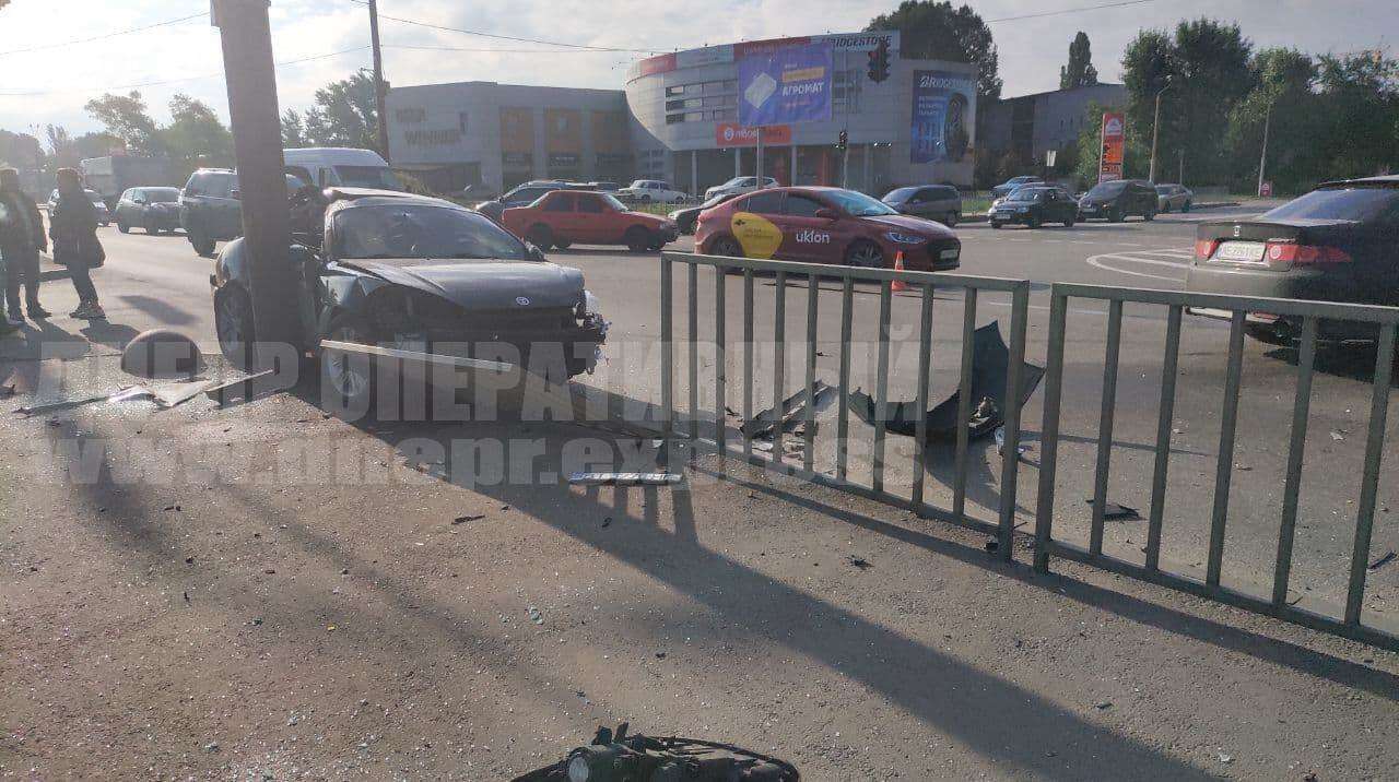 В ДТП пострадали двое людей.