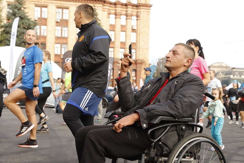 В Днепре свыше 3 тыс. бегунов приняли участие в "Almaz Group Dnipro Marathon"