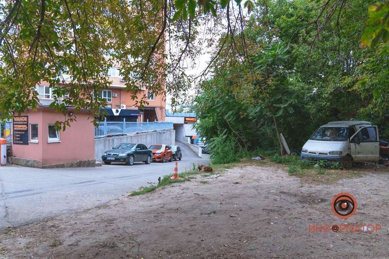 Открывал и закрывал шлагбаум возле соседнего дома