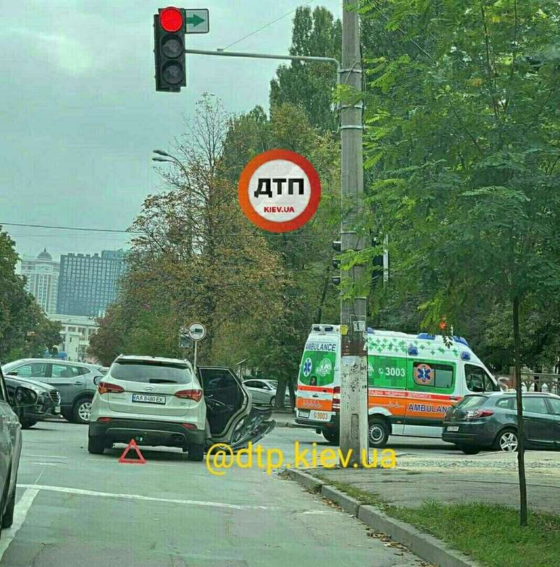 ДТП у Києві, Hyundai влетів у швидку на Довнар-Запольського, Дегтярівська ДТП у Києві, Hyundai влетів у швидку на Довнар-Запольського, Дегтярівська dqxikeidqxidqrant