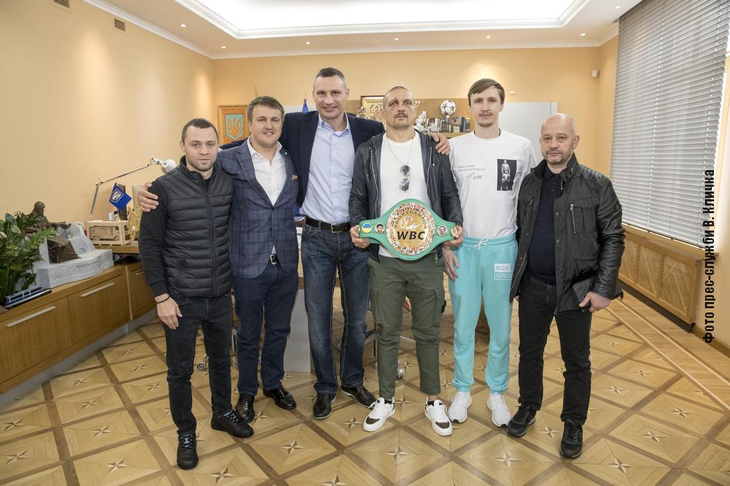 Кличко поздравил Усика с победой и подарил ему чемпионский пояс WBC dqxikeidqxidqeant
