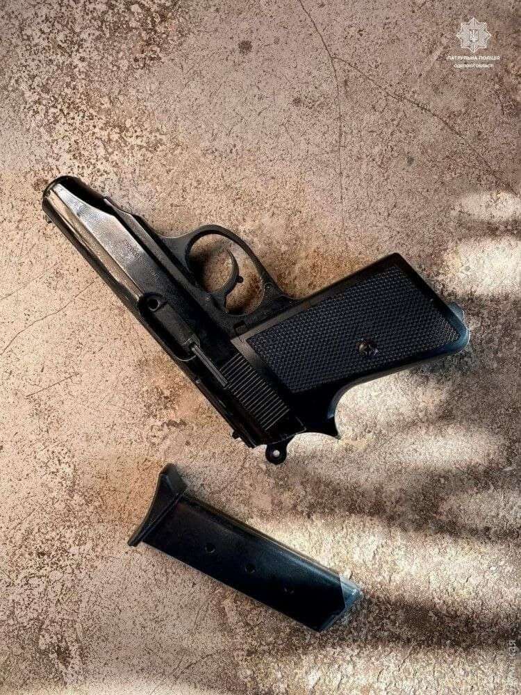 Он угрожал прохожим пистолетом.