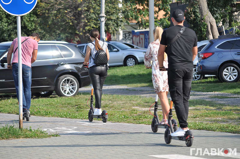 Водії електросамокатів їдуть велосипедною доріжкою (фото: glavcom.ua) dqxikeidqxidqrant