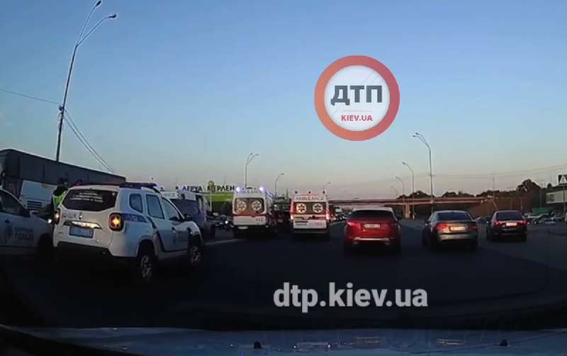 К месту ДТП прибыли три кареты скорой помощи и полиция dqxikeidqxidqeant