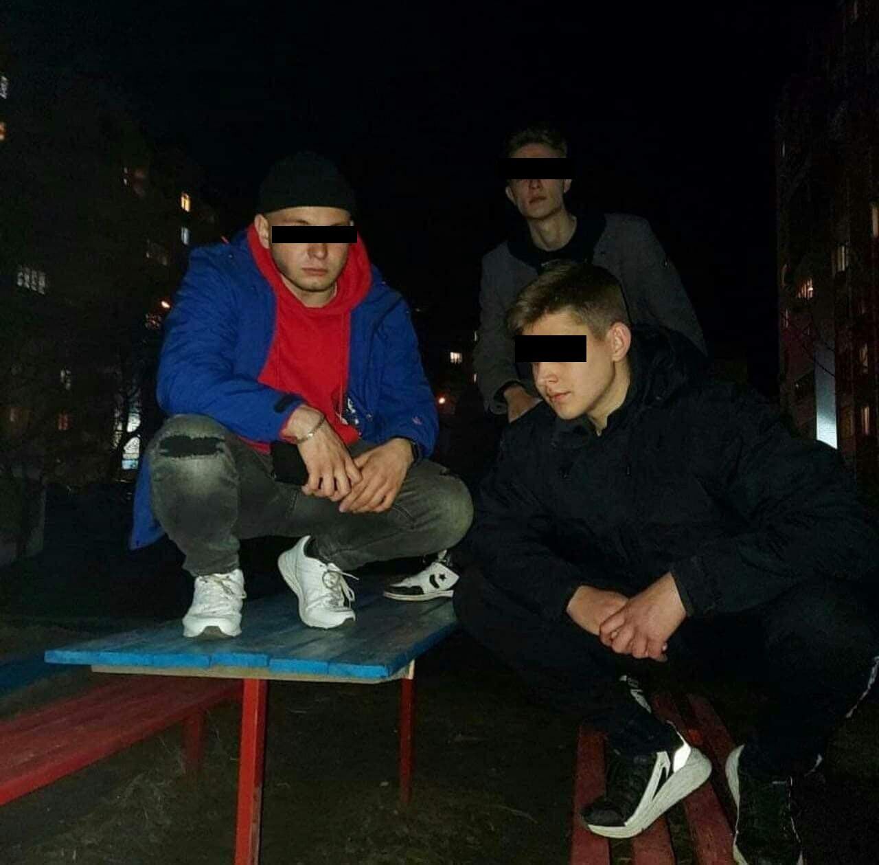 Молодые люди, что избили полицейских