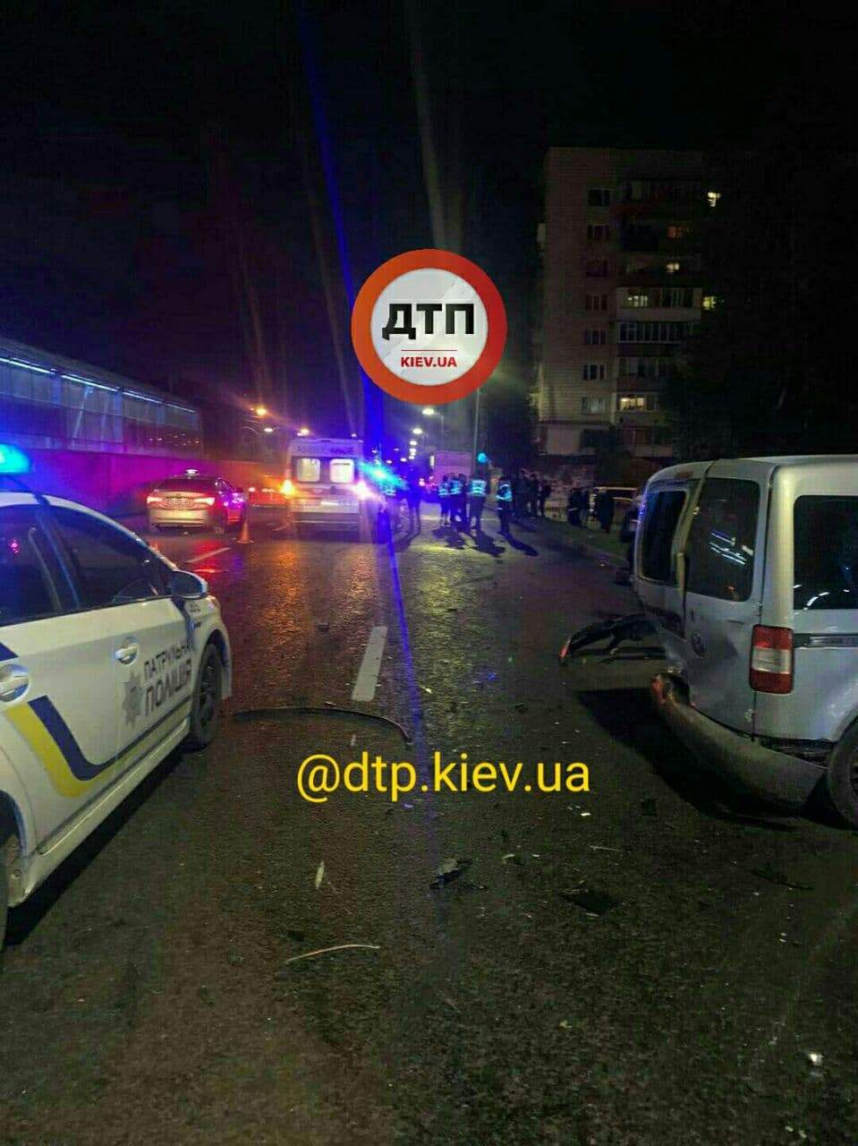Аварія на КПІ у Києві, нетверезий водій Audi виштовхнув Volkswagen у дерево, є потерпілі dqxikeidqxidqrant