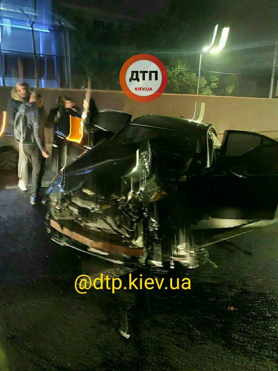 Аварія на КПІ з постраждалими, Audi виштовхнув Volkswagen у дерево Аварія на КПІ з постраждалими, Audi виштовхнув Volkswagen у дерево