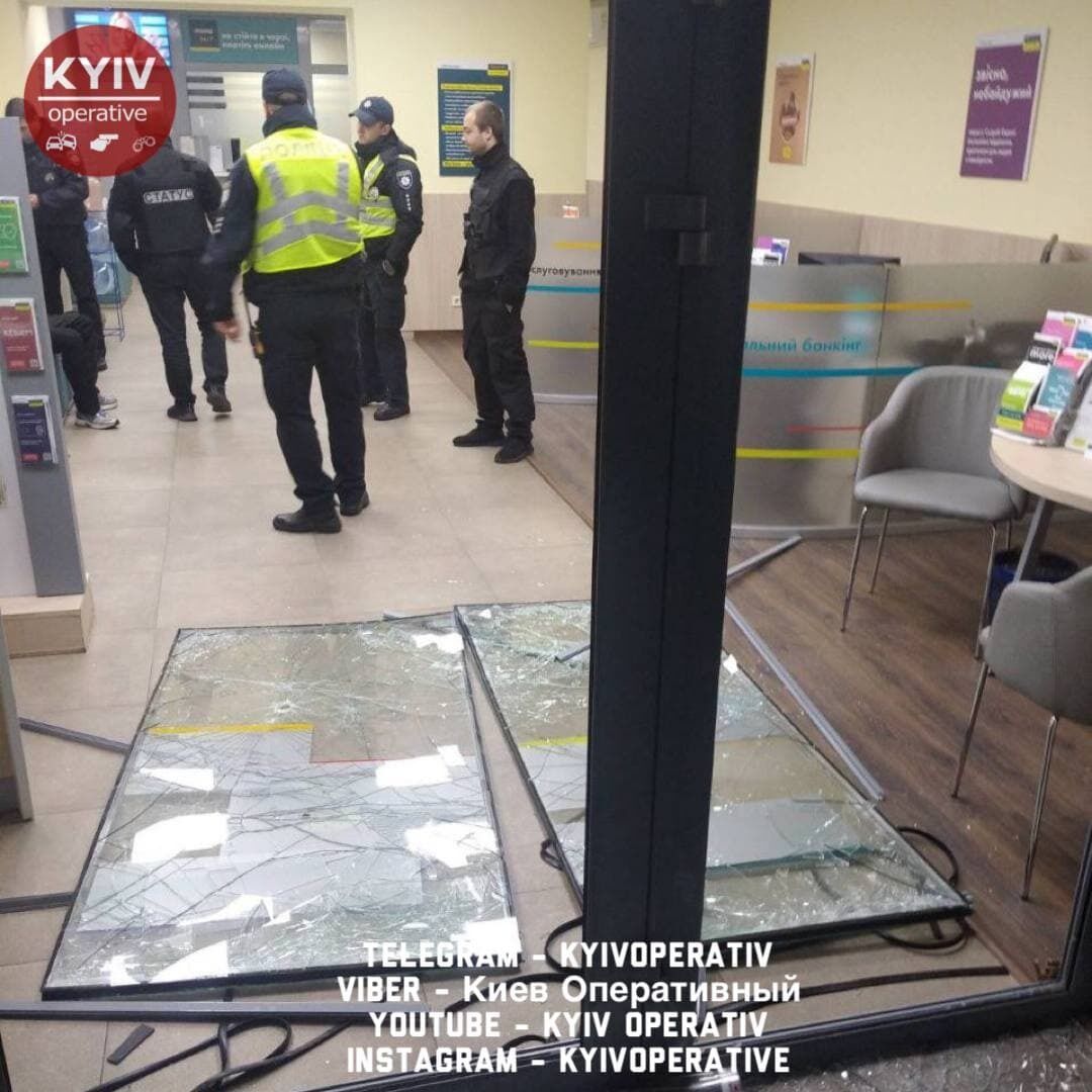 Злоумышленник сломал двери в помещение. dqxikeidqxidqrant