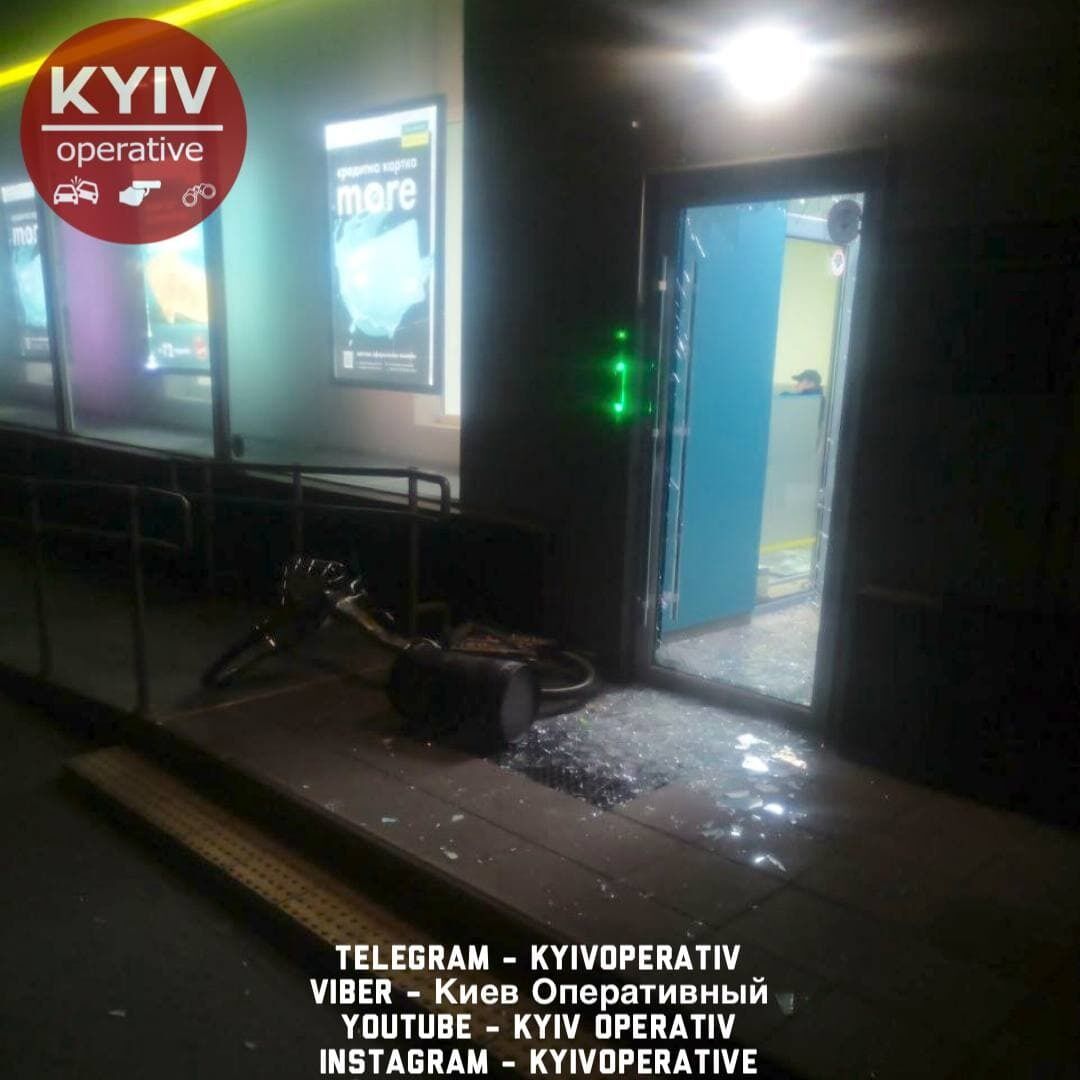 Наружная дверь была разбита.