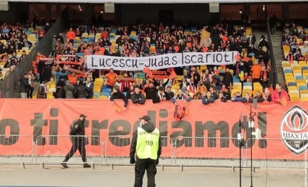 Фанаты «Шахтера» на матче с «Динамо» назвали Луческу Иудой (фото) - 1 - изображение dqxikeidqxidqrant
