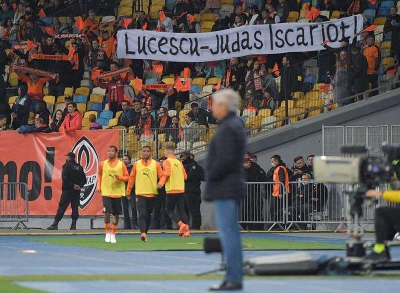 Фанаты «Шахтера» на матче с «Динамо» назвали Луческу Иудой (фото) - 2 - изображение