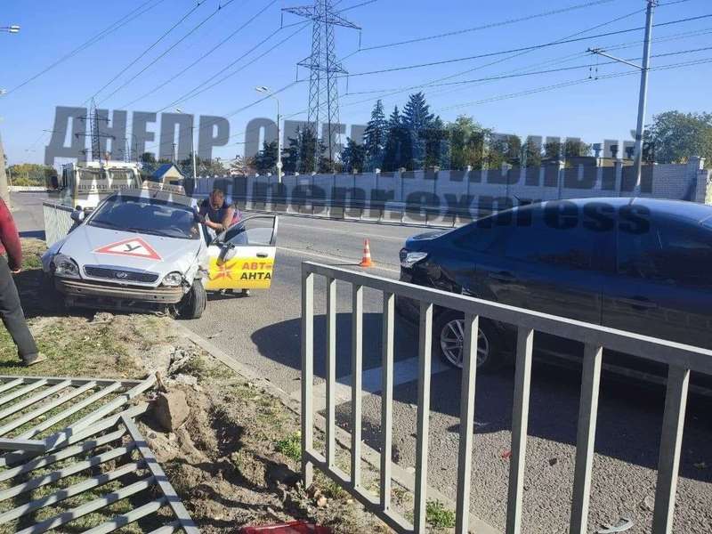 В Днепре ученик автошколы на учебной машине попал в ДТП. dqxikeidqxidqrant